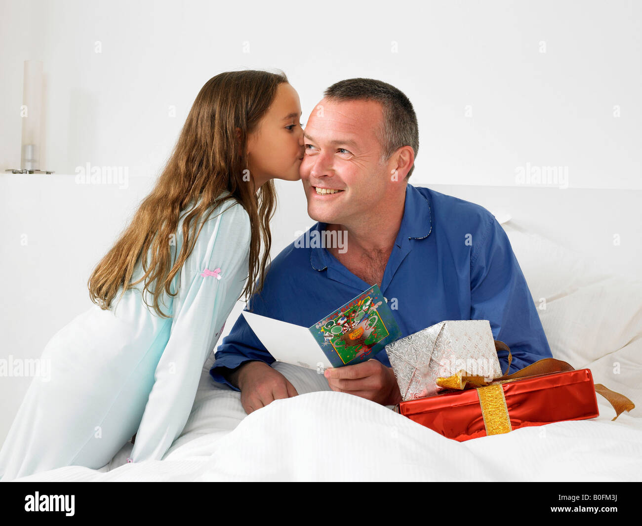 Uomo che guarda con scheda figlia Foto Stock