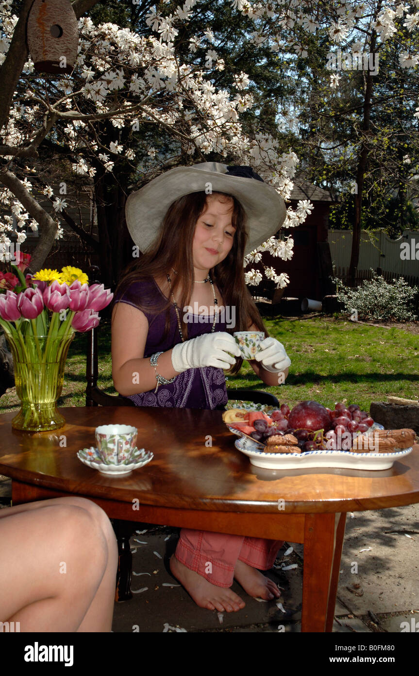 Otto anni che le ragazze hanno un esterno di tea party Foto Stock