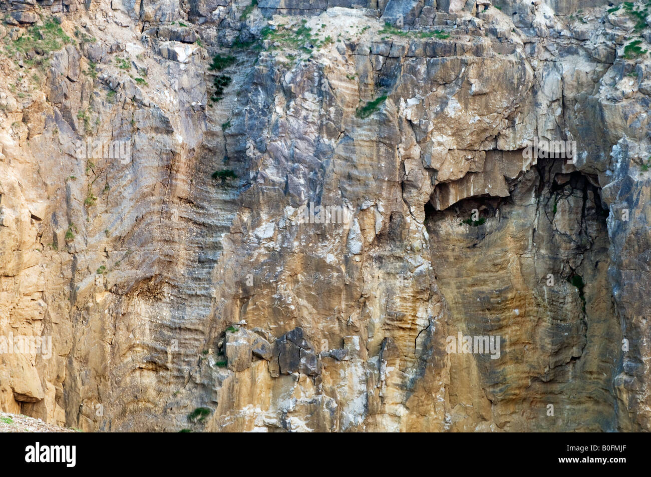 La scanalatura orizzontale della swallets verticale negli scavi intorno 'Dirtlow Rake' nel Derbyshire "Gran Bretagna" Foto Stock