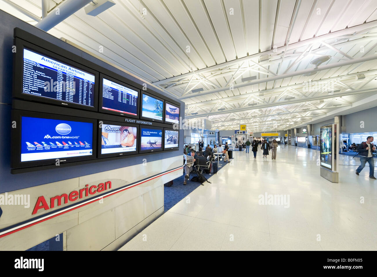 Informazioni per la partenza schermate in American Airlines terminale 8, l'aeroporto JFK di New York Foto Stock
