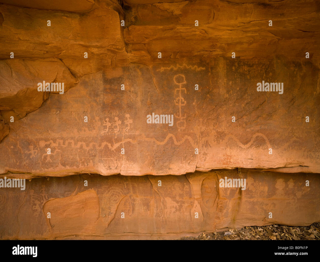 Incisioni rupestri scolpite in aree protette del Canyon Petraglyph adornano la wal di Zion National Park nello Utah Foto Stock