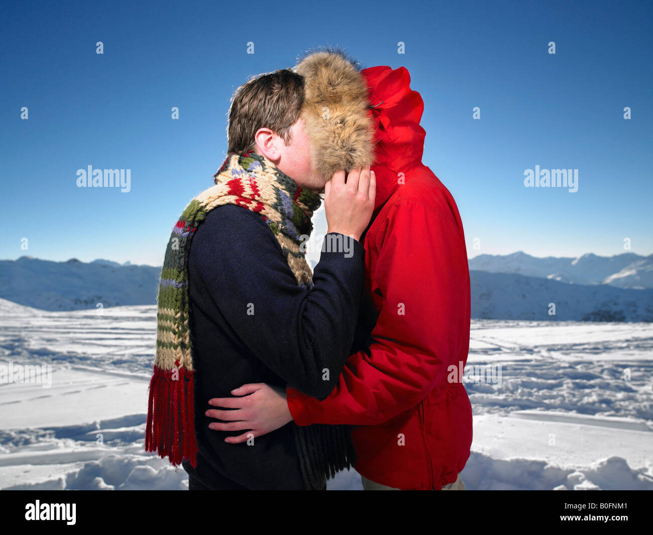 Uomo Donna baciare sulla cima della montagna Foto Stock
