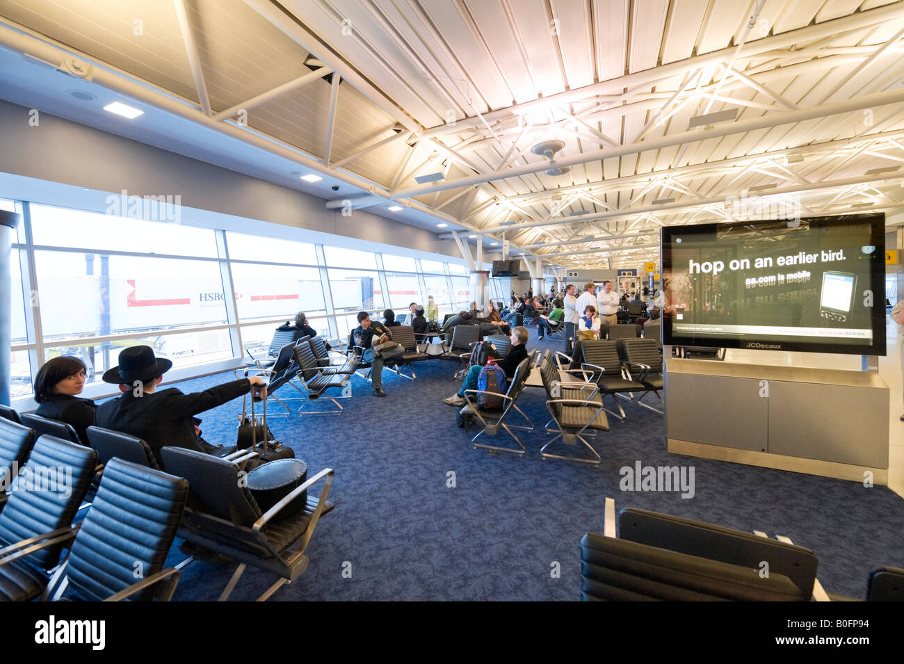 Gate di partenza in American Airlines terminale 8, l'aeroporto JFK di New York Foto Stock