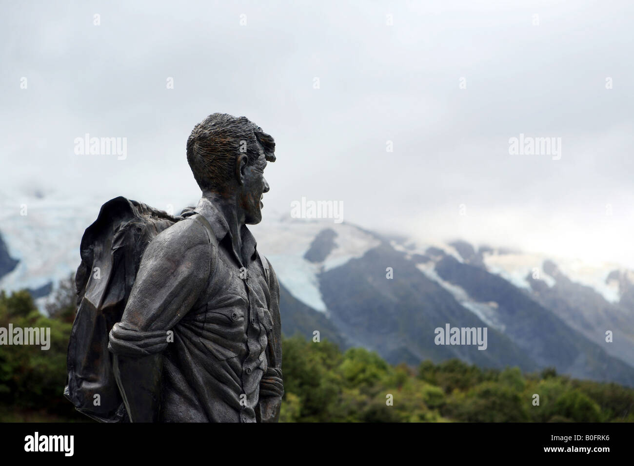 La testa e le spalle di una statua di Sir Edmund Hillary Mount Cook Isola del Sud della Nuova Zelanda Foto Stock