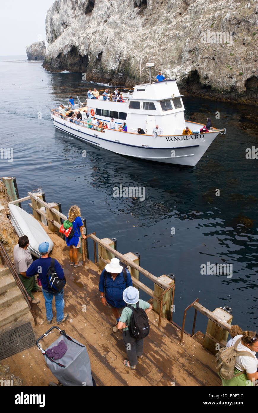 I visitatori in attesa di bordo dell'isola Packers barca ad oriente Anacapa Island Channel Islands National Park California Foto Stock