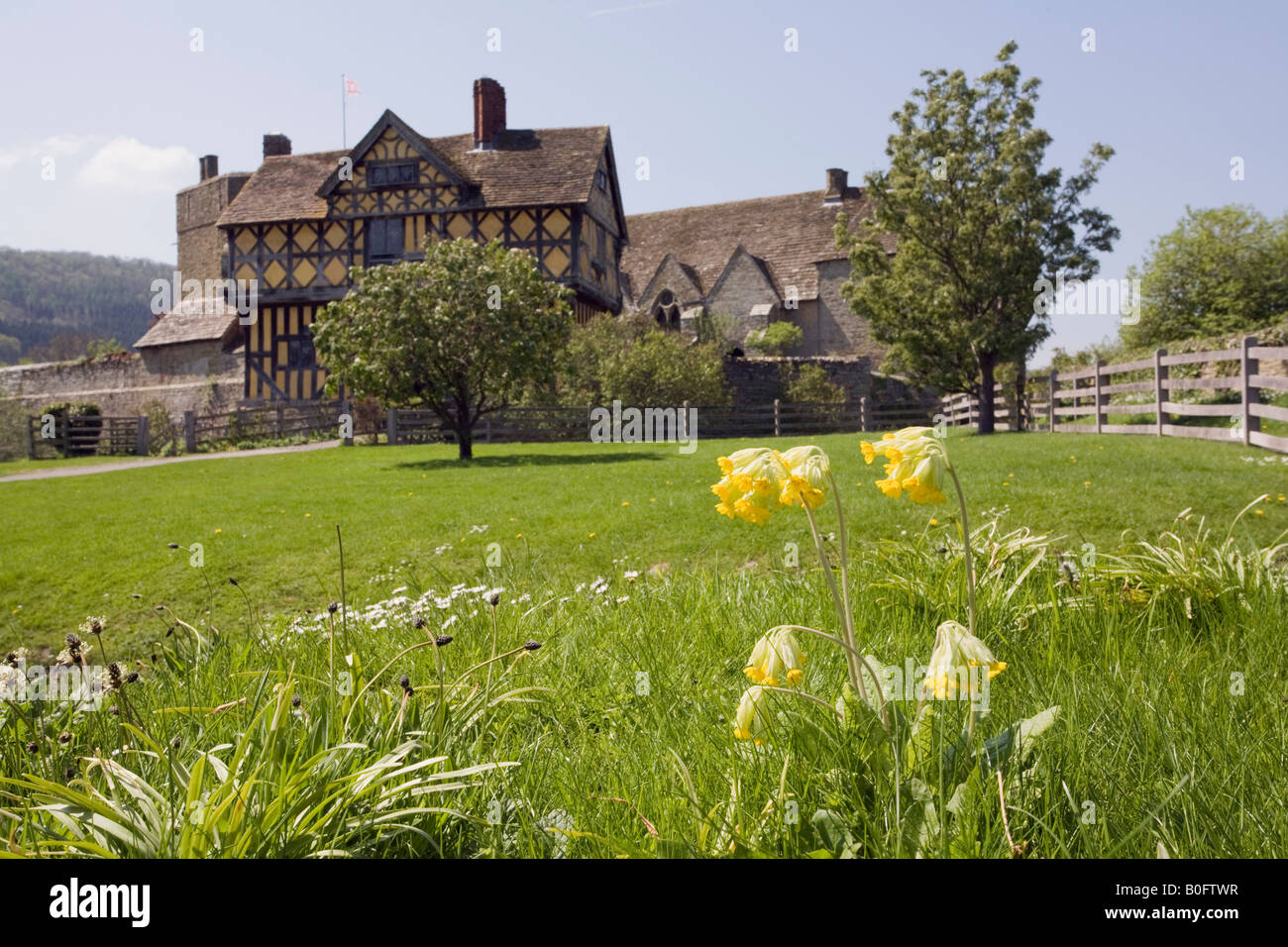 Stokesay castello fortificato del XIII secolo manor house con il XVII secolo la struttura di legno gatehouse craven arms Shropshire England Regno Unito Foto Stock