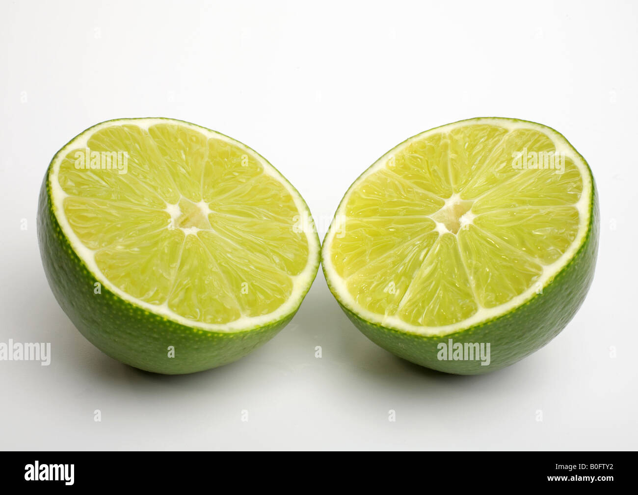 Lime tagliato a metà che mostra entrambe le metà Foto Stock