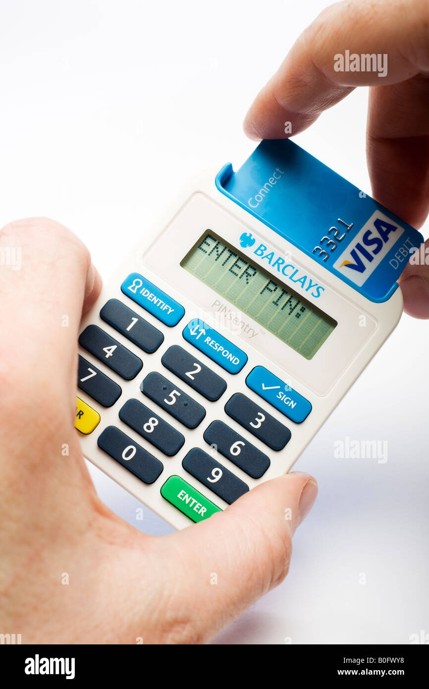Inserimento di una scheda di addebito in un Barclays Bank Pin Sentry con chip e pin debit card reader impedendo il banking online le frodi Foto Stock