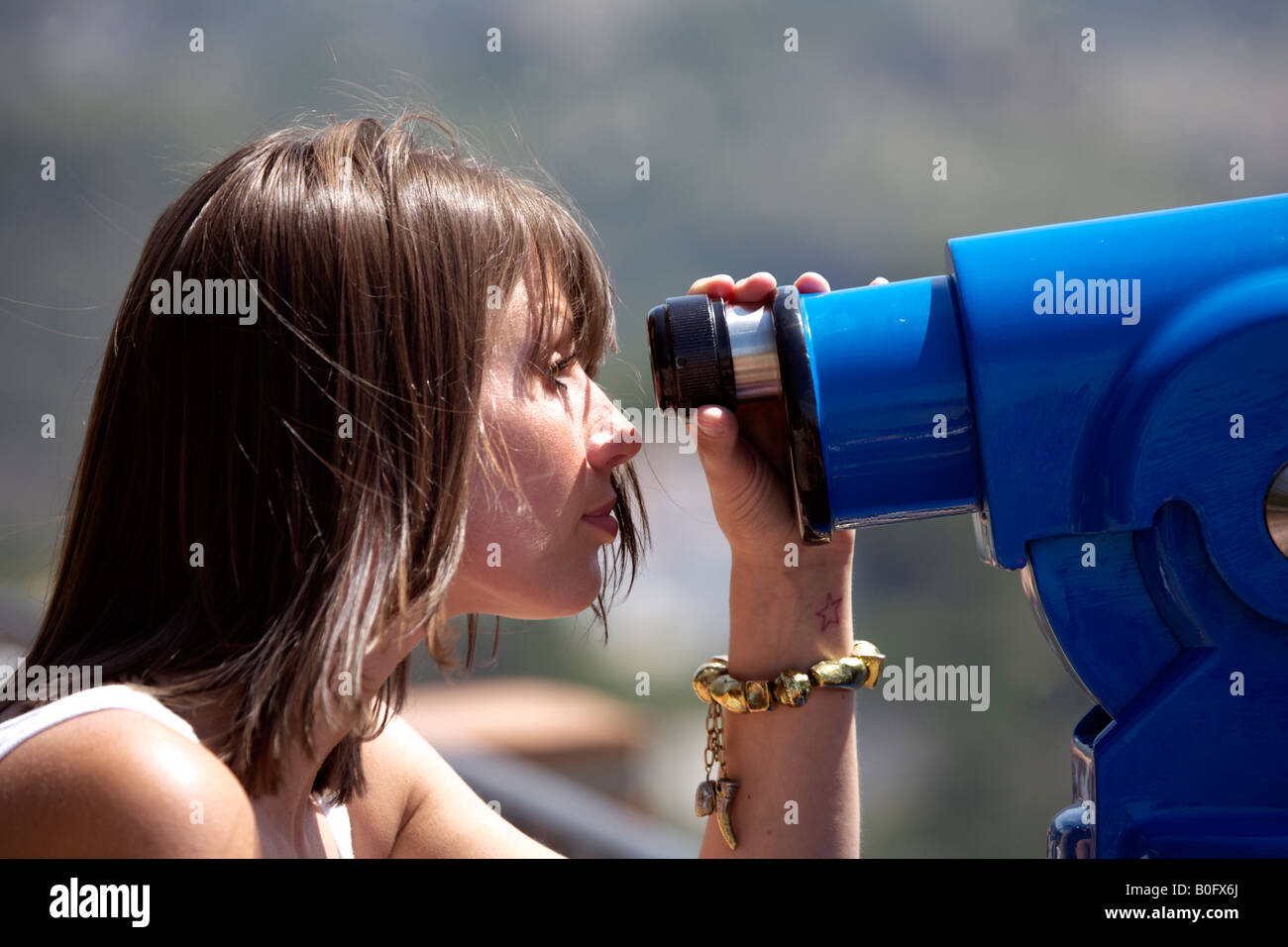 Giovane donna turista telescopio però in corrispondenza di un punto di vista in Mijas Costa del Sol Andalucía, Spagna Foto Stock