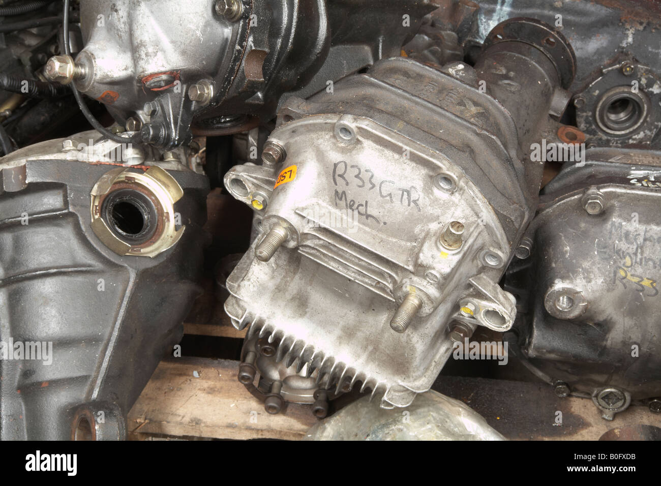 I differenziali da Nissan sports cars giacente gettati in un garage dello specialista Foto Stock
