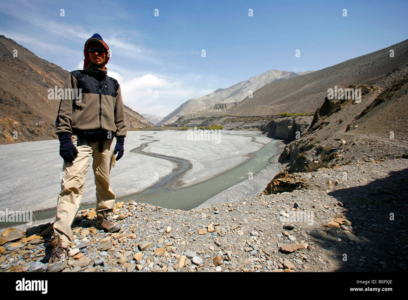 Escursionista in piedi nella parte anteriore del fiume Valle del basso mustang annapurna nepal Foto Stock