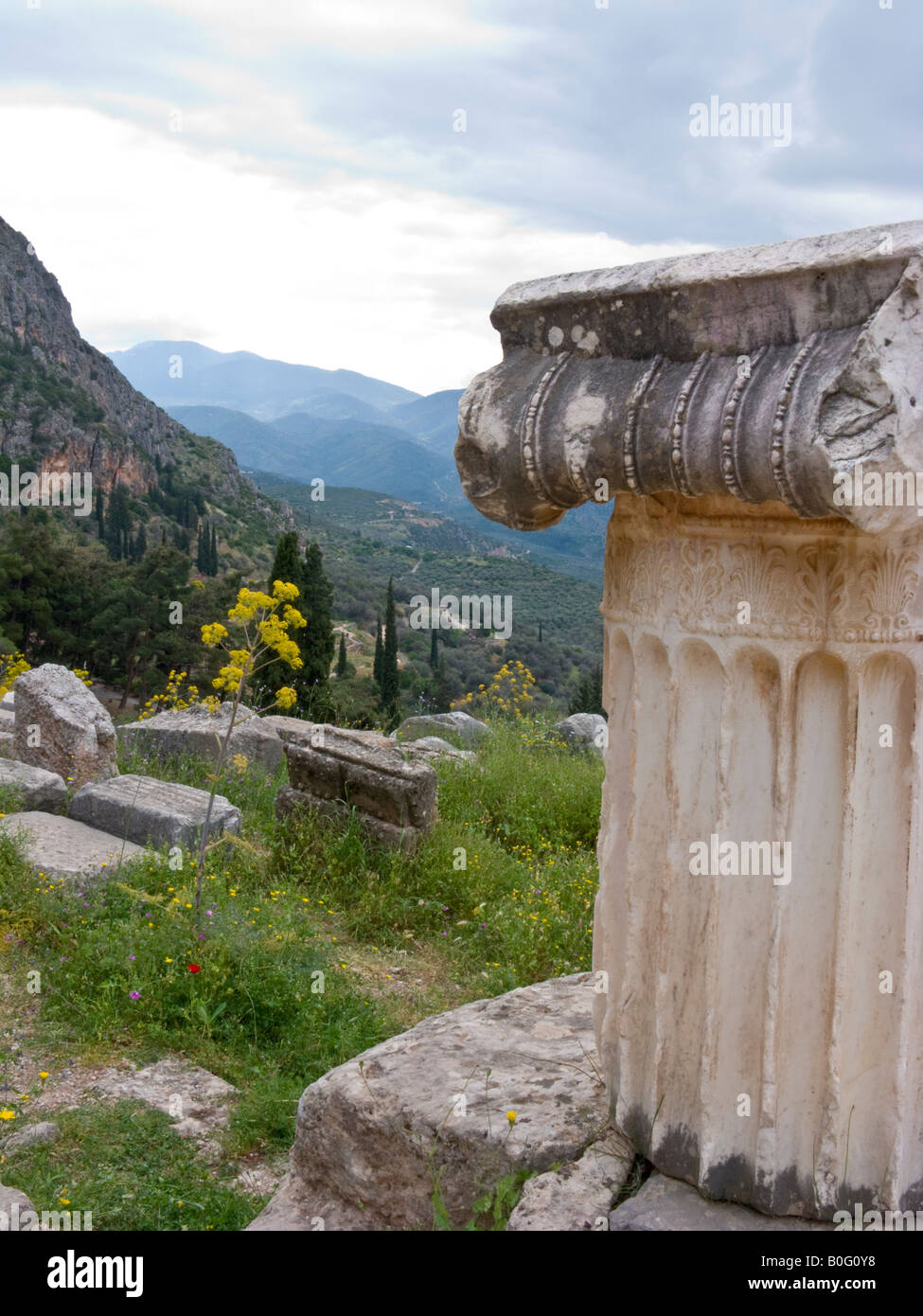 Colonna ionica e rovine, Delphi, Grecia Foto Stock