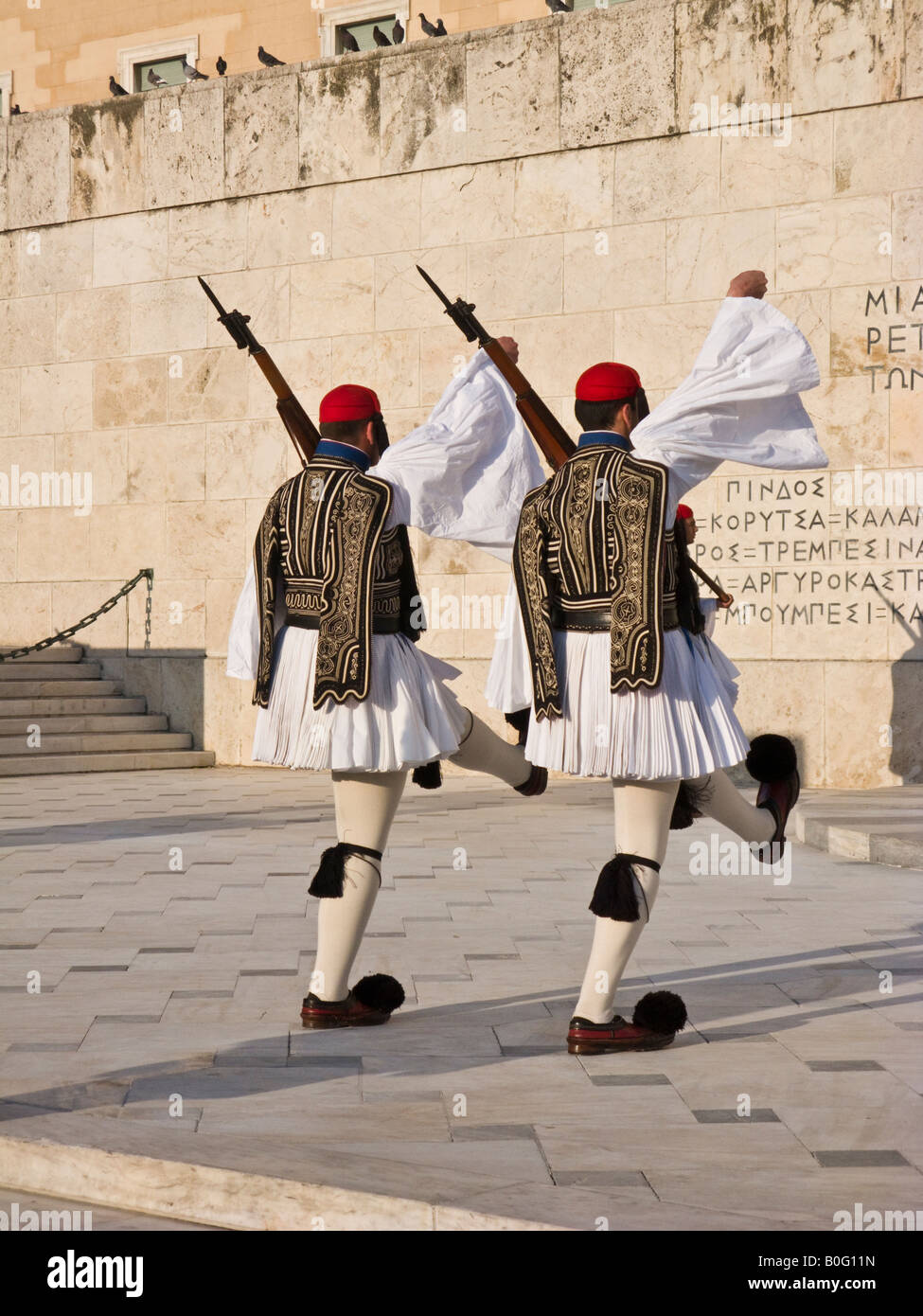 Evzones marciando al cambio della guardia, il parlamento greco, Atene Foto Stock