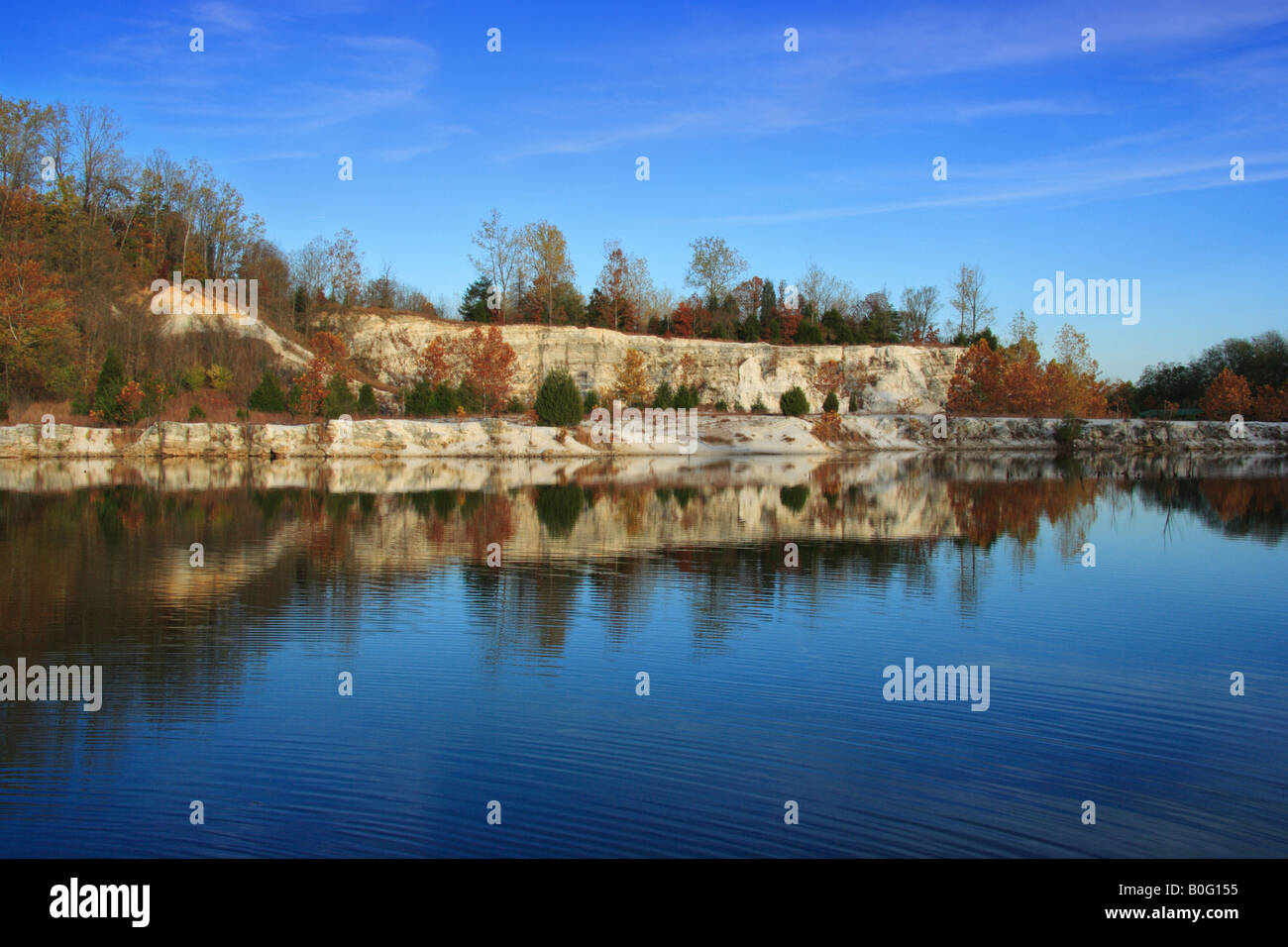 I colori dell'autunno si riflette nel lago Foto Stock