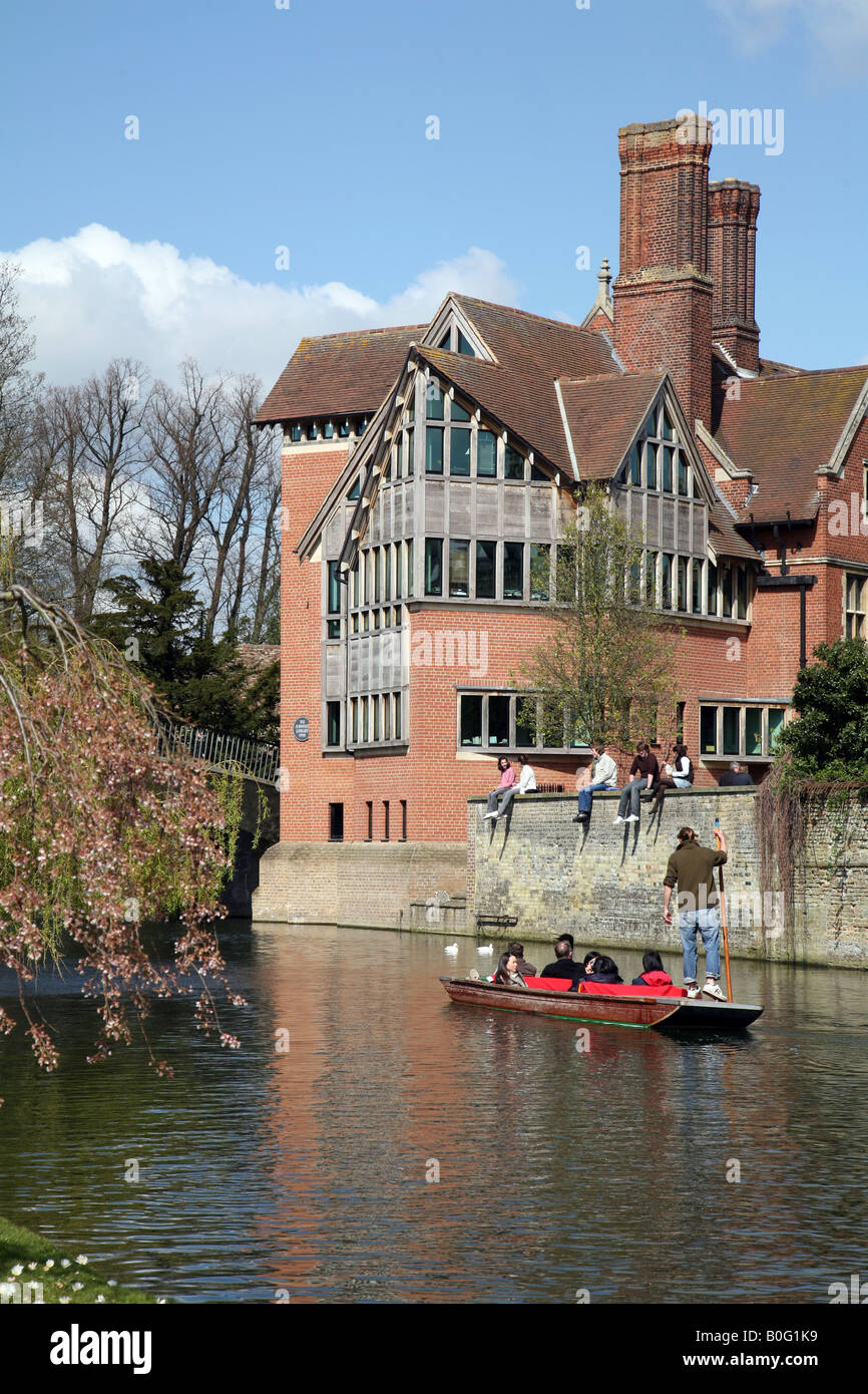 Punting sul fiume Cam guardato da studenti di 'Trinità Hall' College di Cambridge, Regno Unito Foto Stock