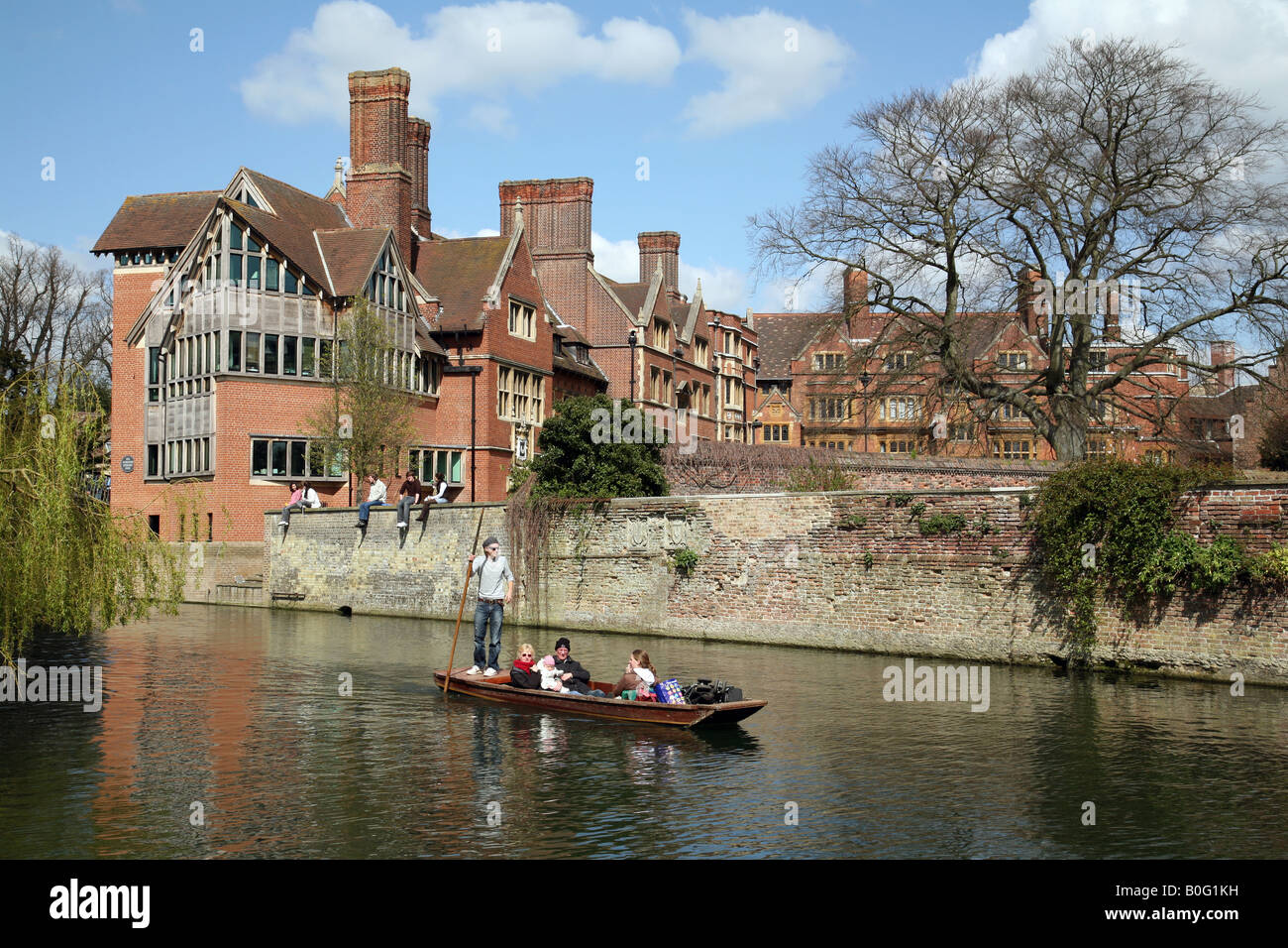 Punting sul fiume Cam guardato da studenti di 'Trinità Hall' College di Cambridge, Regno Unito Foto Stock
