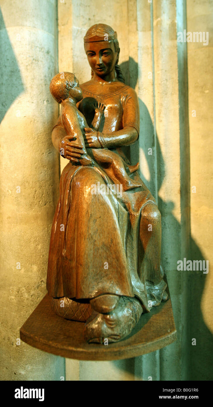 Una statua in legno di Gesù e Maria, in St Marys Chiesa, Cambridge, Regno Unito Foto Stock
