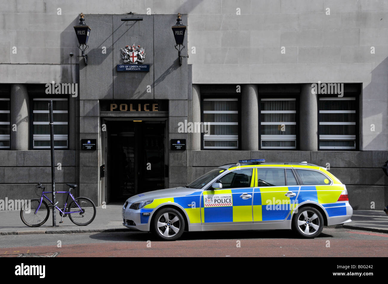 Auto della Polizia parcheggiato al di fuori della città di Londra Bishopsgate stazione di polizia con stemma di entrata sopra Foto Stock