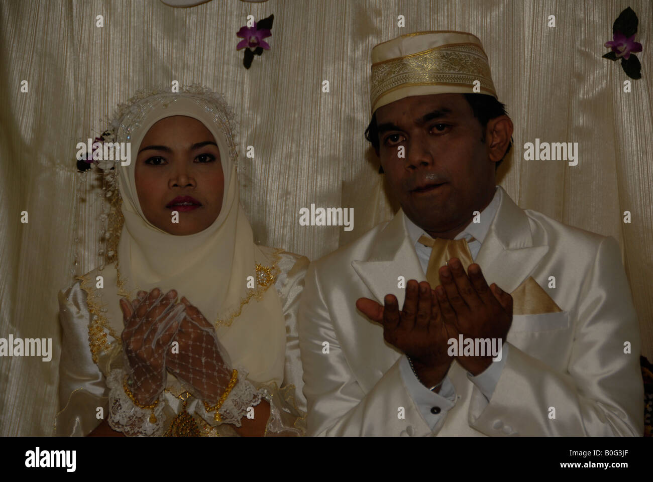 Musulmani felici sposa e lo sposo a loro rituale di nozze , Bangkok , Thailandia Foto Stock