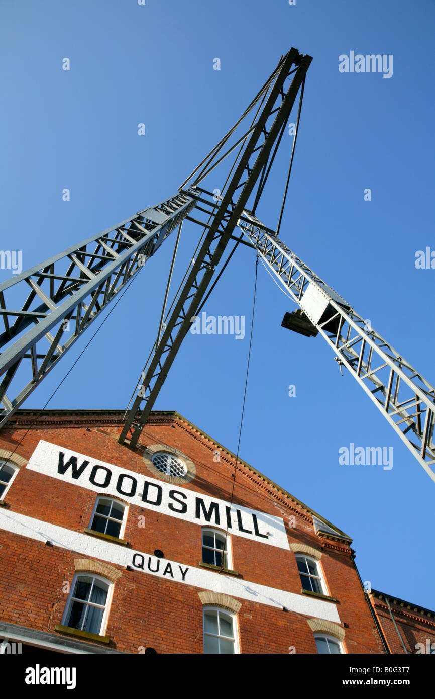 Magazzino convertito e porto a gru Woodsmill Quay, Queens Staith, York, North Yorkshire, Regno Unito. Foto Stock