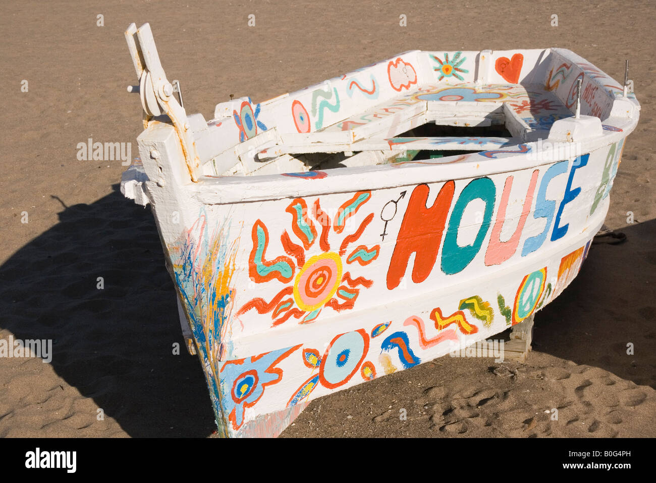 Torremolinos Costa del Sol Malaga Provincia Spagna dipinto a mano barca sulla spiaggia Foto Stock