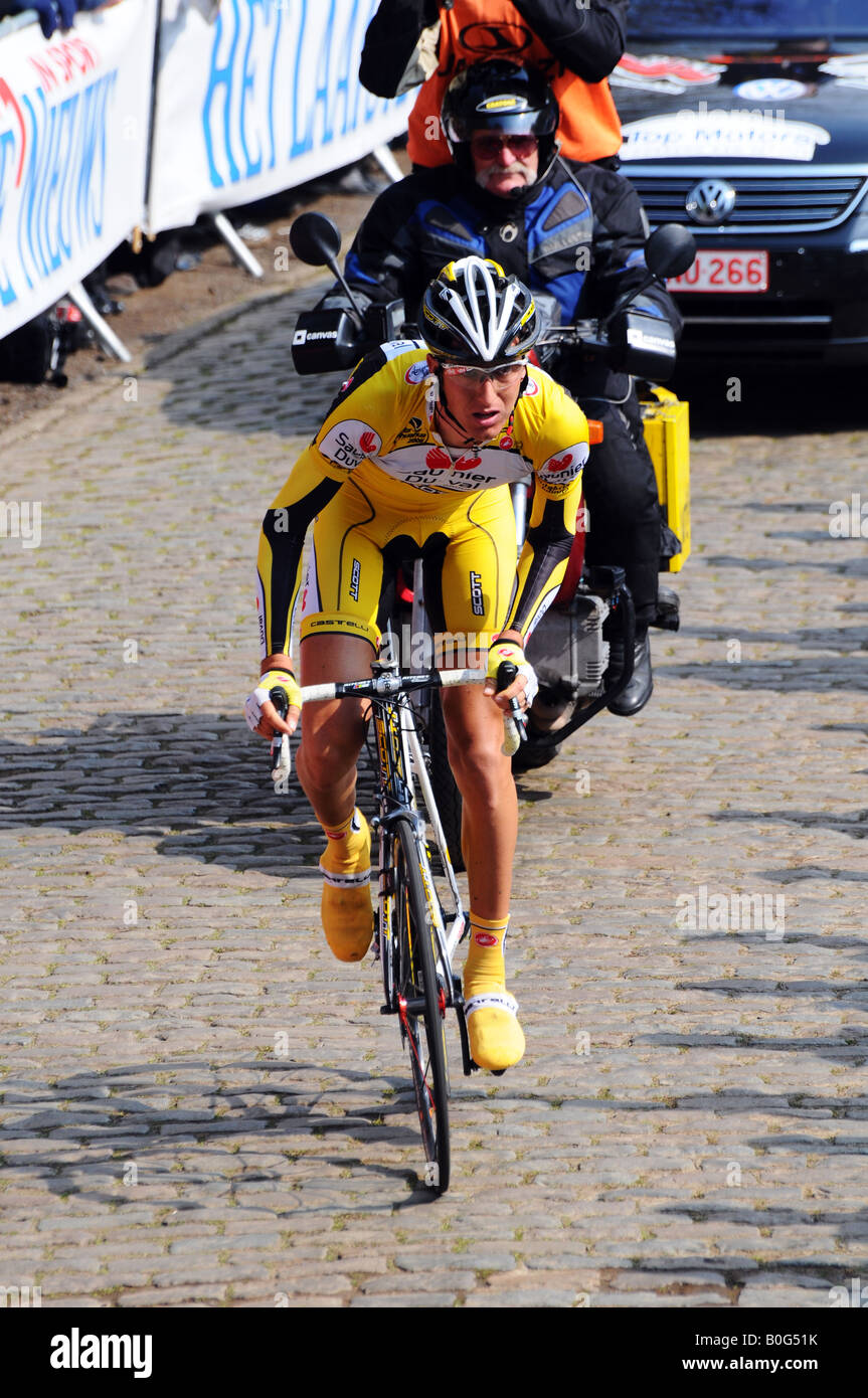 In piombo, Ermanno Capelli (Saunier Duval) la scalata di Kemmelberg nel 2008 Gand Wevelgem classic corsa in bicicletta. Foto Stock