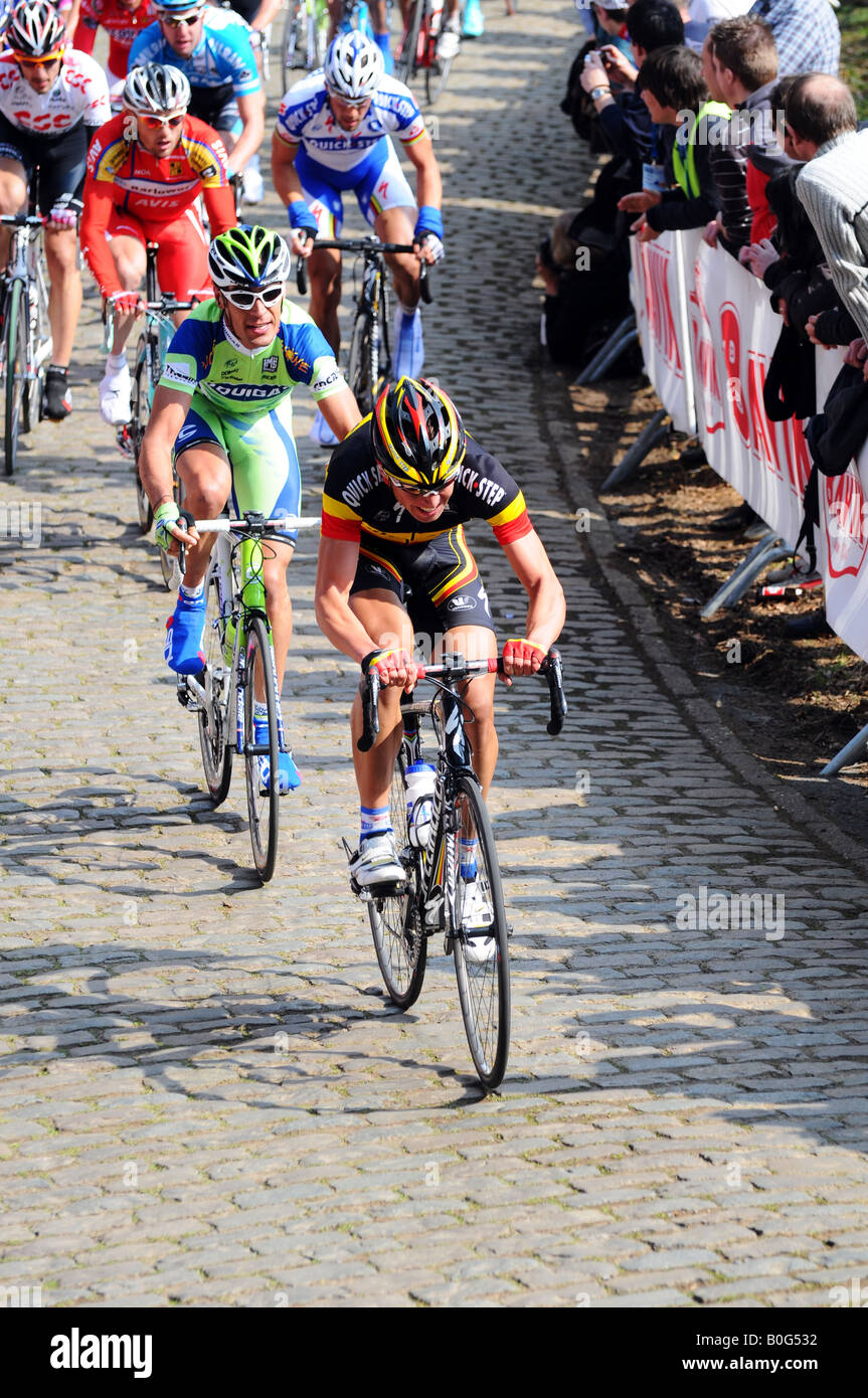 Stijn DEVOLDER (Quick Step) nel suo belga di champions jersey conduce Filippo Pozzato (Liquigas) fino il Kemmelberg. Foto Stock