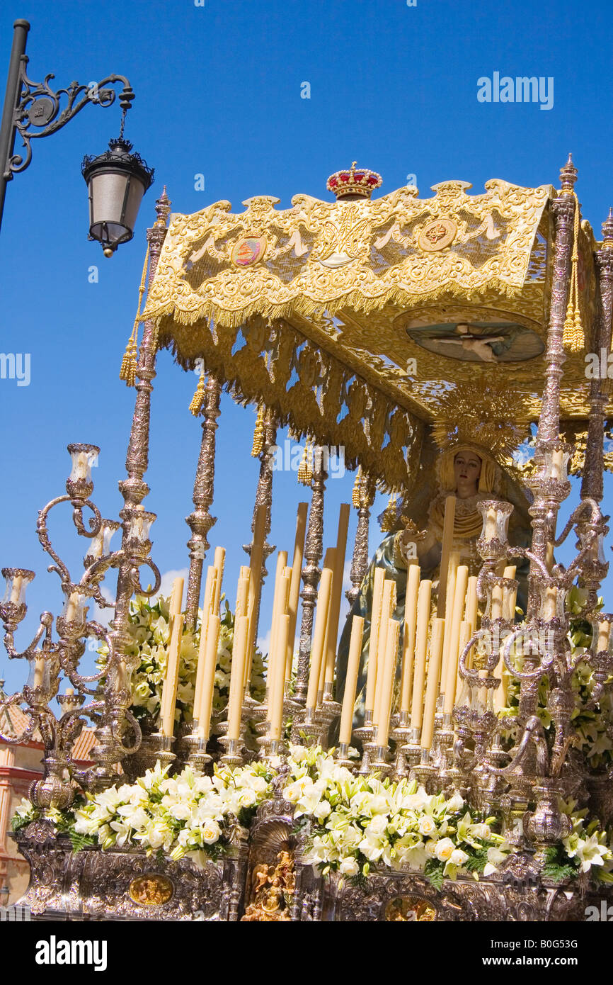 Malaga Costa del Sol Andalucía Spagna portante il trono in l annuale processione di Pasqua Foto Stock