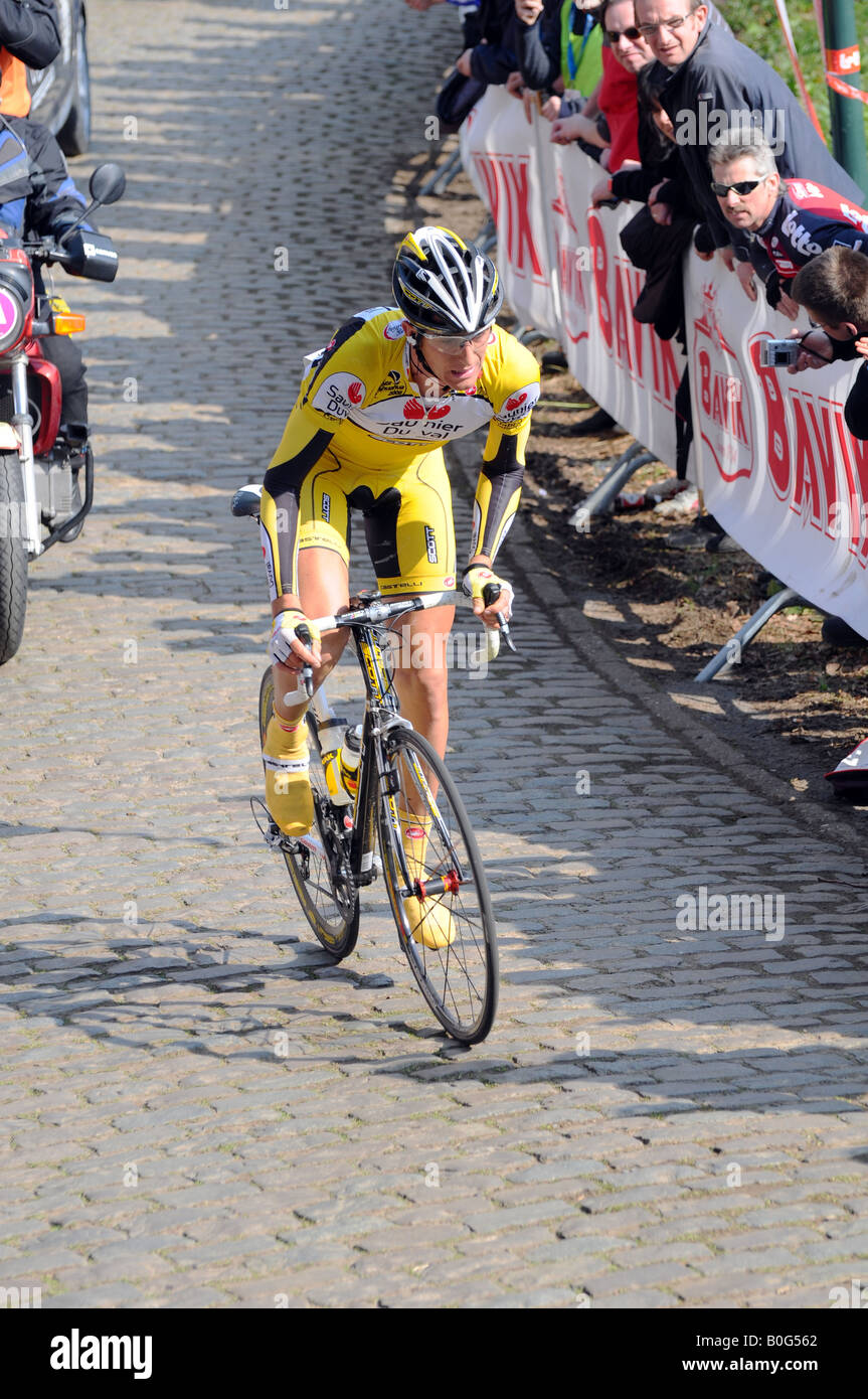 Secondo tempo il Kemmelberg, Ermanno Capelli (Saunier Duval) porta ancora il 2008 Gand Wevelgem classic corsa in bicicletta. Foto Stock