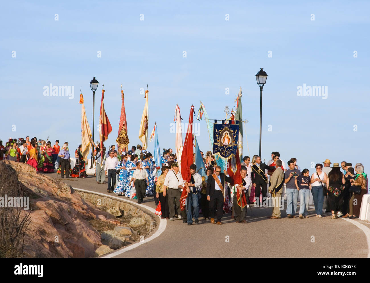 Andujar Jaen Provincia Spagna Romeria annuale di La Virgen de la Cabeza processione di persone che trasportano le bandiere colorate Foto Stock