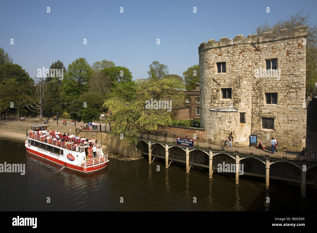 Lendal Tower e Yorkboat sul fiume Ouse York North Yorkshire, Inghilterra Foto Stock