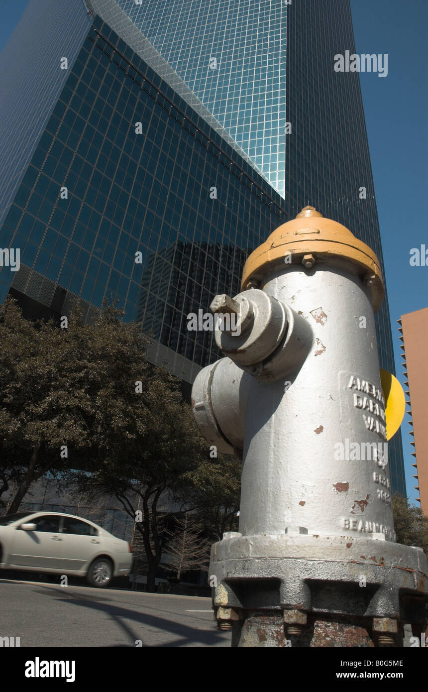 Idrante di fuoco al di fuori di torre di uffici a Dallas Foto Stock