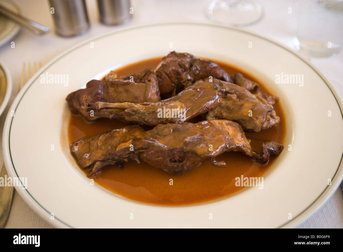 Vetri di coniglio con vino rosso e fritto con aglio e spezie miste Oleandro Ristorante Xaghra Foto Stock