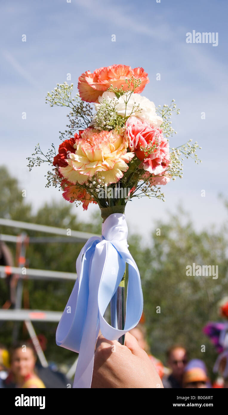Andujar Jaen Provincia Spagna Romeria annuale di La Virgen de la Cabeza fiori e blue ribbon legato alla parte superiore del personale a piedi Foto Stock