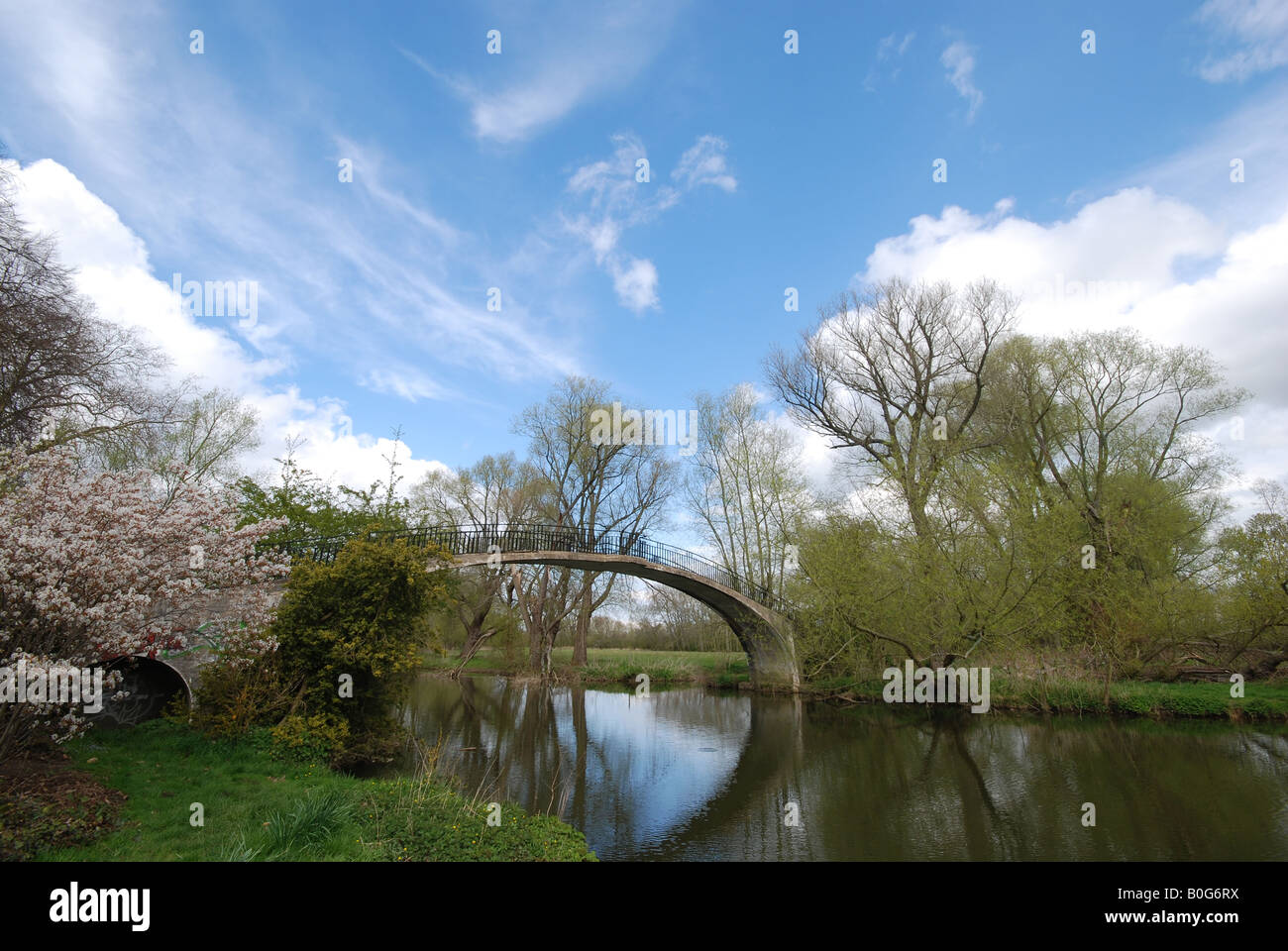 Un ponte sotto un colorato e clody sky presso l' Università di parchi a Oxford Foto Stock