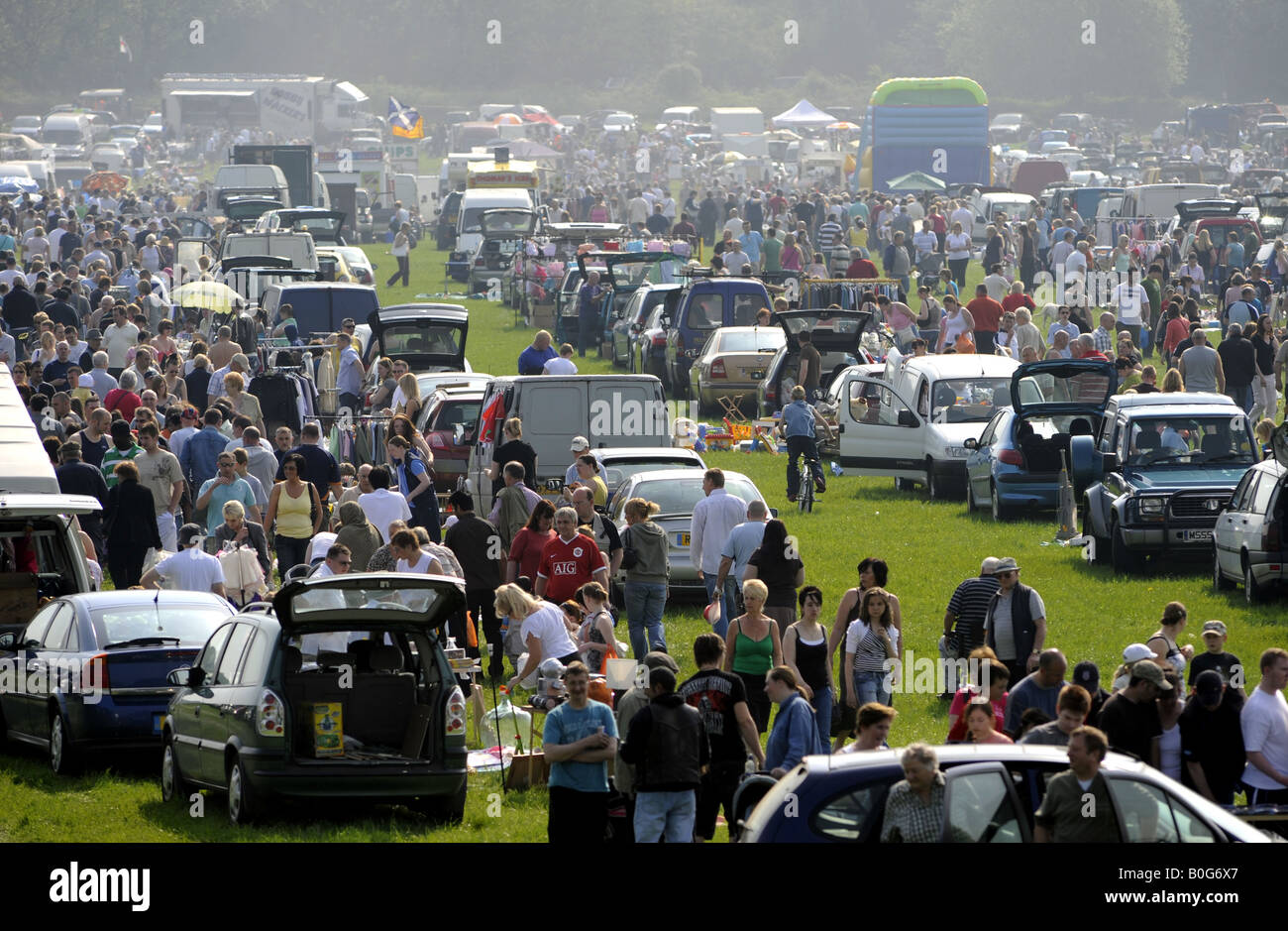 Folle a un bagagliaio della vettura IN VENDITA IN STAFFORDSHIRE RE mercati domenica i cacciatori di affari di vendita grigio secondo reddito etc ,l'INGHILTERRA,UK. Foto Stock