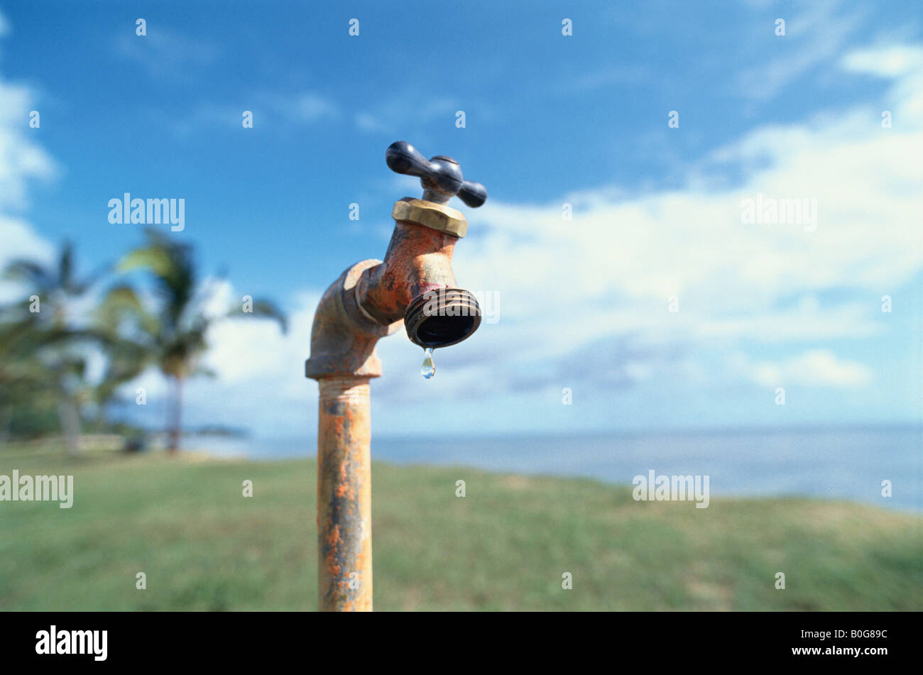 Il gocciolamento rubinetto vicino alla spiaggia Foto Stock