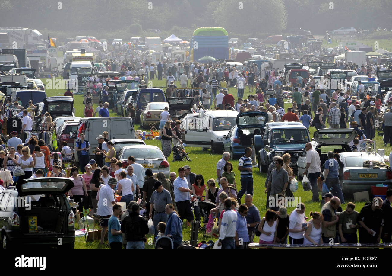 Folle a un bagagliaio della vettura IN VENDITA IN STAFFORDSHIRE RE mercati domenica Bargain cacciatori secondo reddito credit crunch vendite grigio,l'INGHILTERRA,UK. Foto Stock