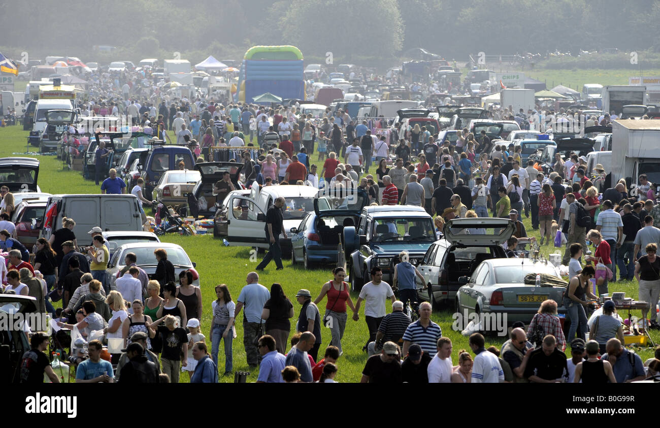 Folle a un bagagliaio della vettura IN VENDITA IN STAFFORDSHIRE, RE DEI MERCATI DOMENICA SHOPPING Bargain cacciatori mercato grigio venditori vendita INGHILTERRA,UK. Foto Stock