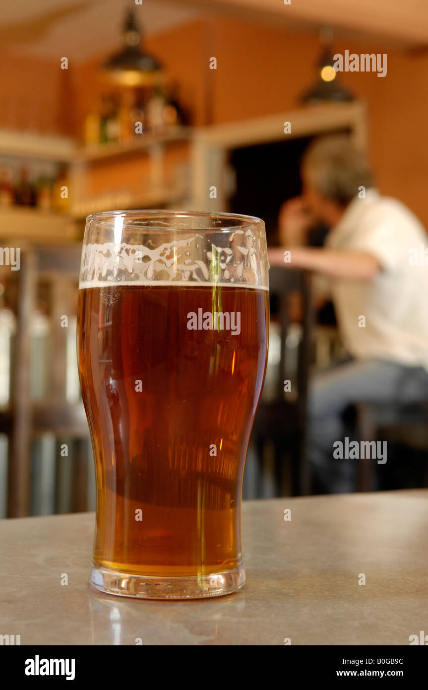 Una pinta di birra un bicchiere di birra al bar del bagno bracci Horningsham Wiltshire, Inghilterra Foto Stock