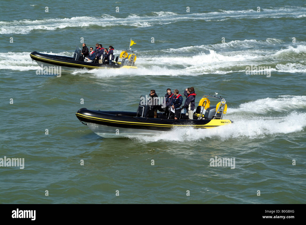 La nervatura rigida barche dello scafo in corrispondenza di velocità sul Solent Southern England Regno Unito Foto Stock