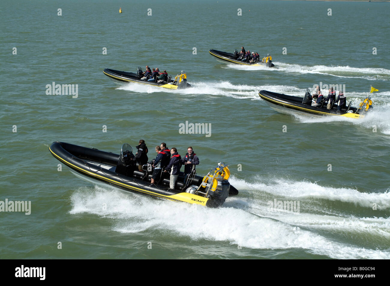 La nervatura rigida barche dello scafo in corrispondenza di velocità sul Solent Southern England Regno Unito Foto Stock