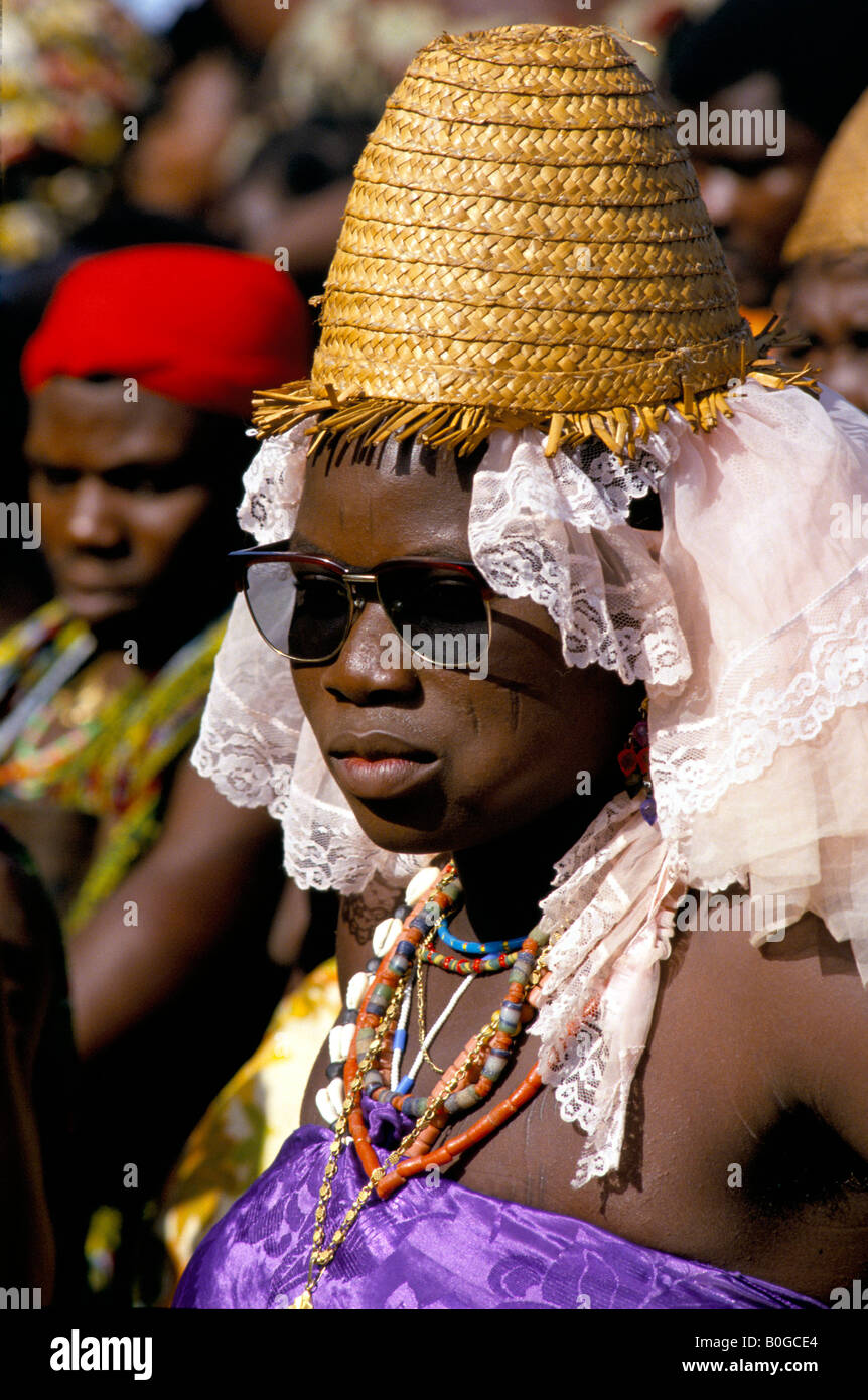 Un Voodoo credente in abbigliamento rituale a un tempio cerimonia, Ouidah, Benin. Foto Stock