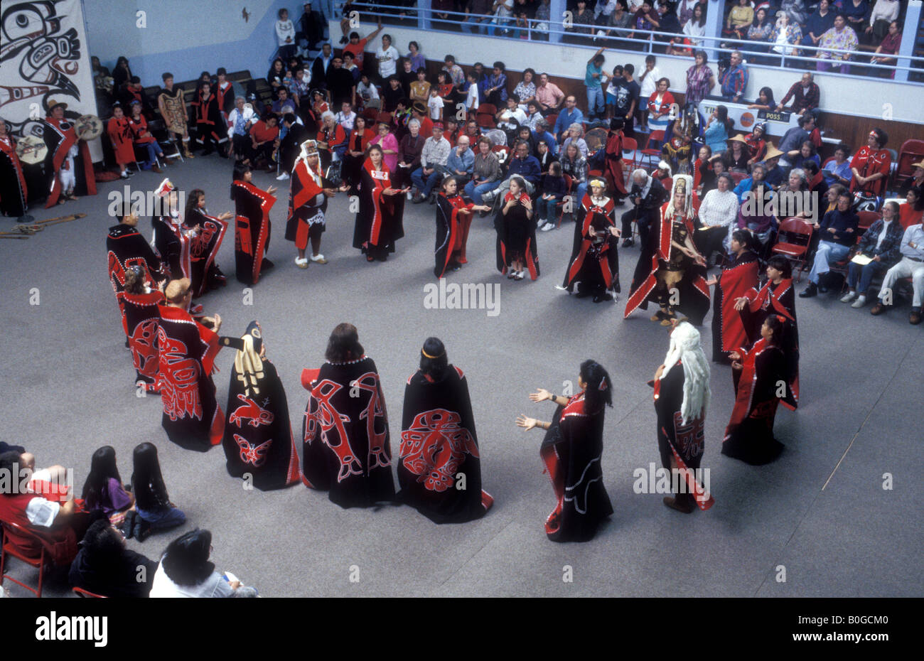 Il Metlakatla bambini danza balli di gruppo per il n potlatch ospiti, Metlakatla, Alaska, STATI UNITI D'AMERICA Foto Stock