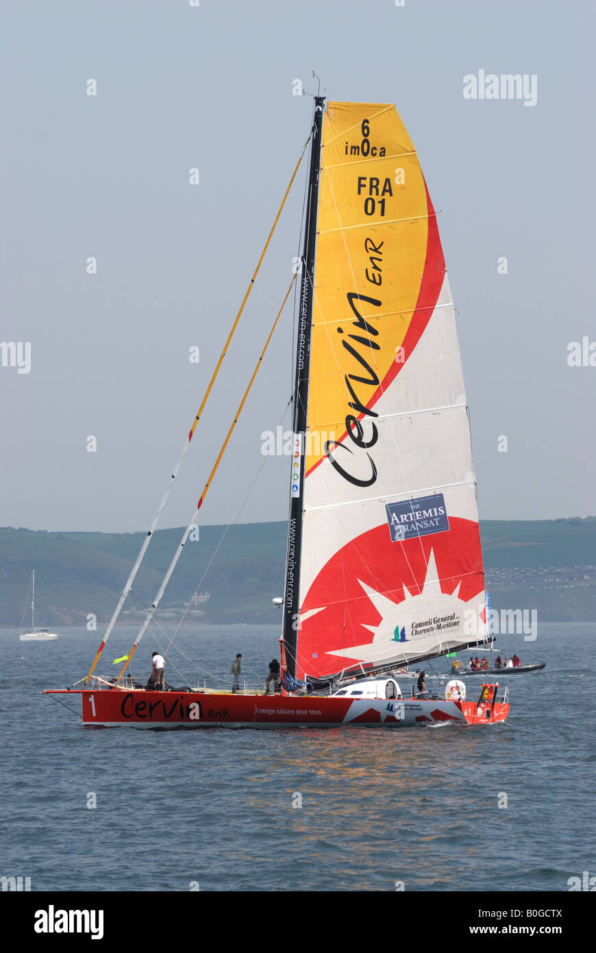 Imoca 60 racing yacht Cervin EnR skipper da Yannick Bestaven teste per la linea di partenza del 2008 Transat gara Foto Stock