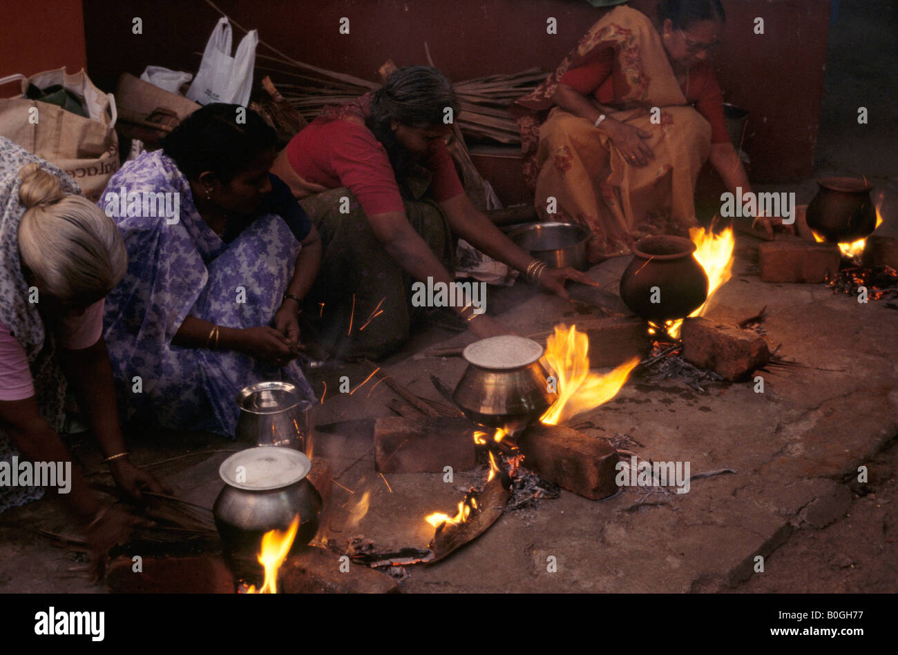 Le donne indiane per la cottura nel tempio, Trivandrum, India. Foto Stock