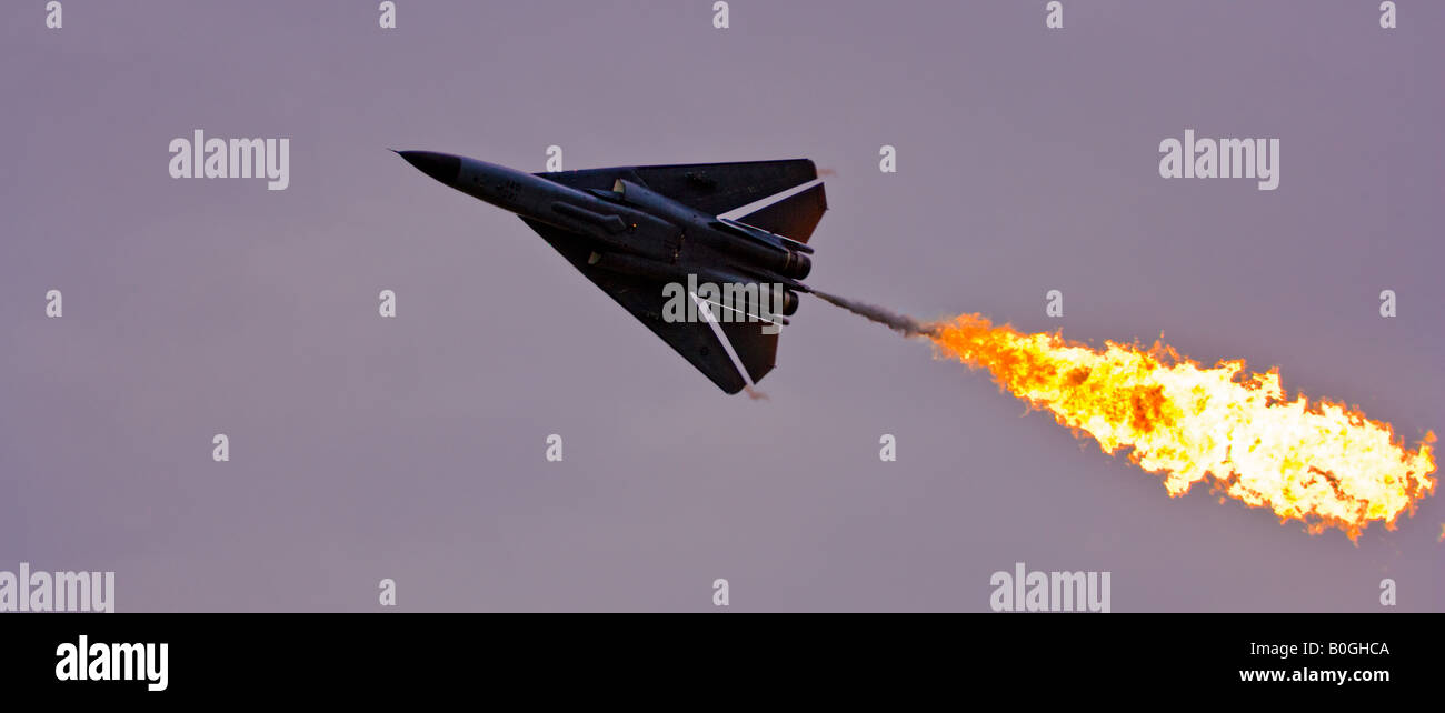 Un F-111 di eseguire un dump del carburante Foto Stock