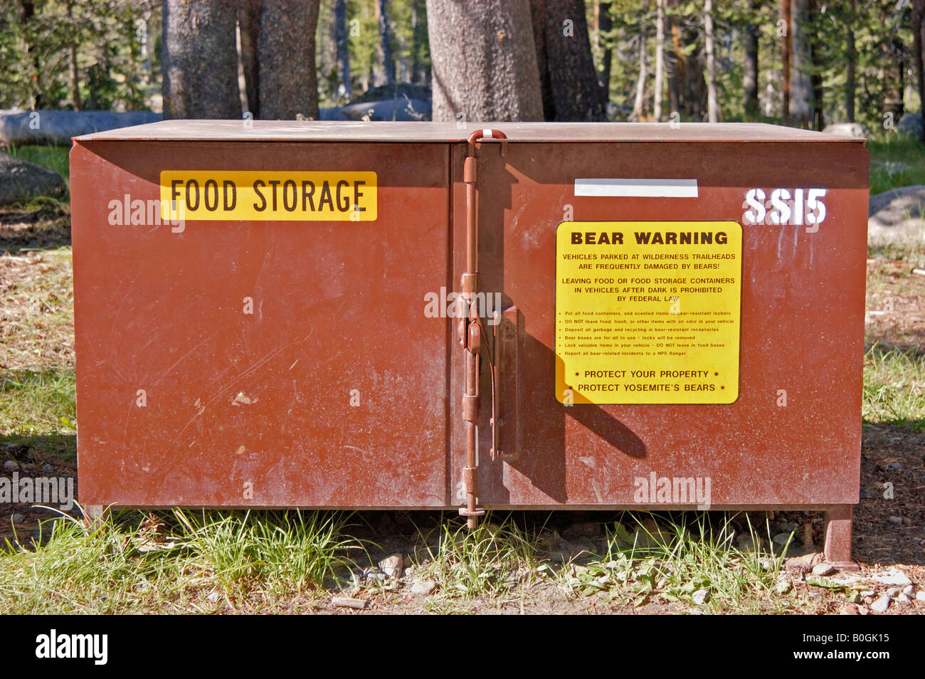 Segno di avvertimento di recare habitat sul cibo locker Tuolumne Meadows Yosemite National Park in California Foto Stock