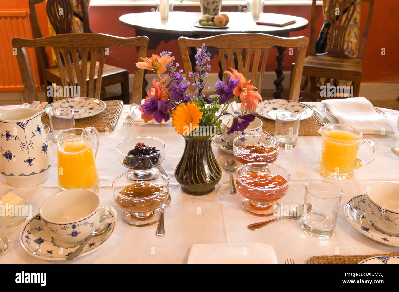 La tabella prevista per la colazione in un inglese B e B Foto Stock