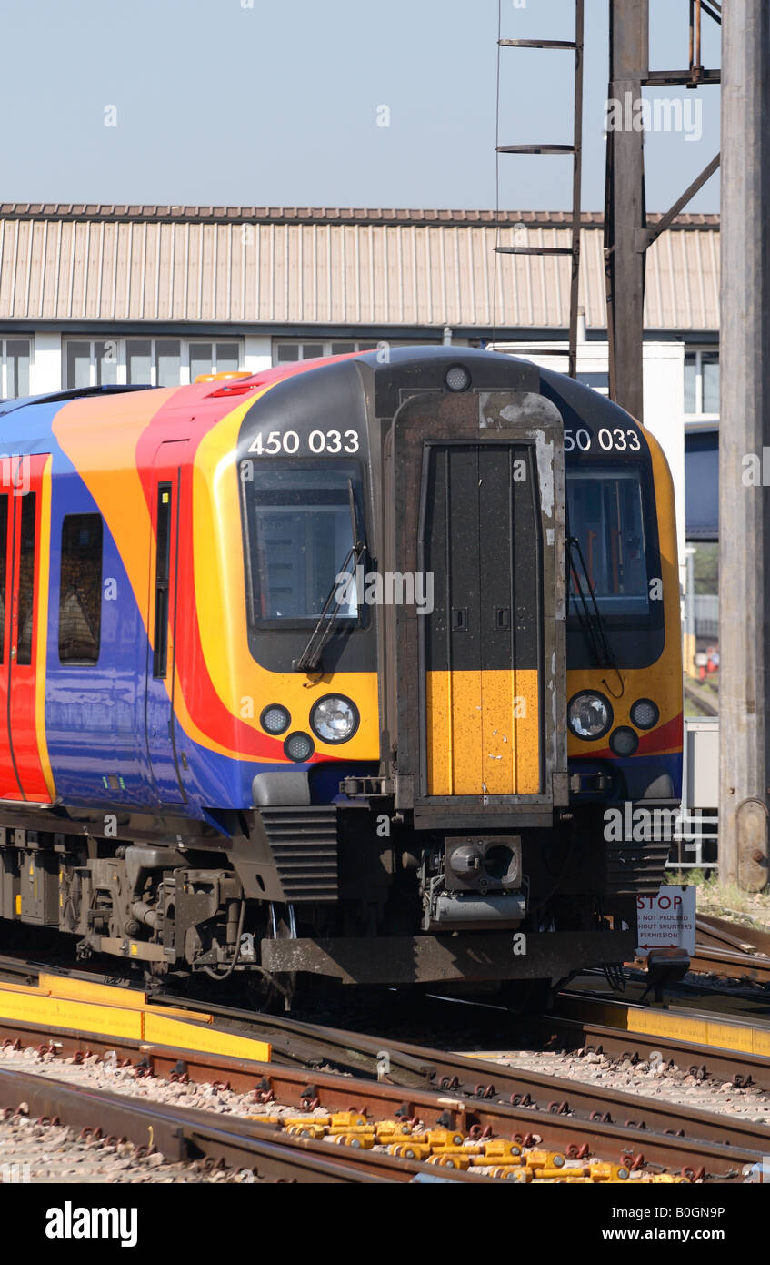 Clapham Junction alla stazione ferroviaria di Londra sud ovest di treni di servizio ferroviario classe treno 450 di materiale rotabile Foto Stock